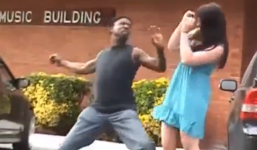 Nam thanh niên trả giá vì định 'ra tay' với người đẹp